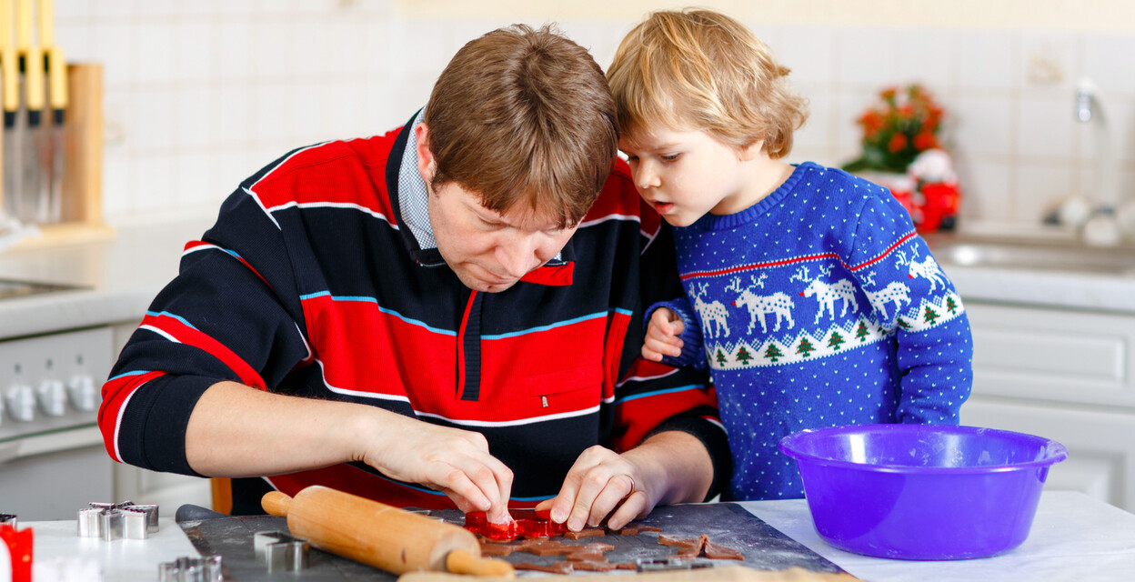 Pepparkakor och julstämning – barn och vuxen tillsammans